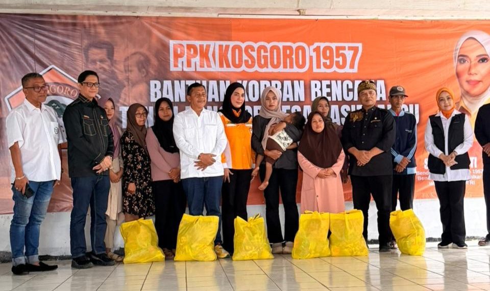 Wakil Ketua DPR RI, Sari Yuliati bersama korban tanah longsor di Bandung Barat.