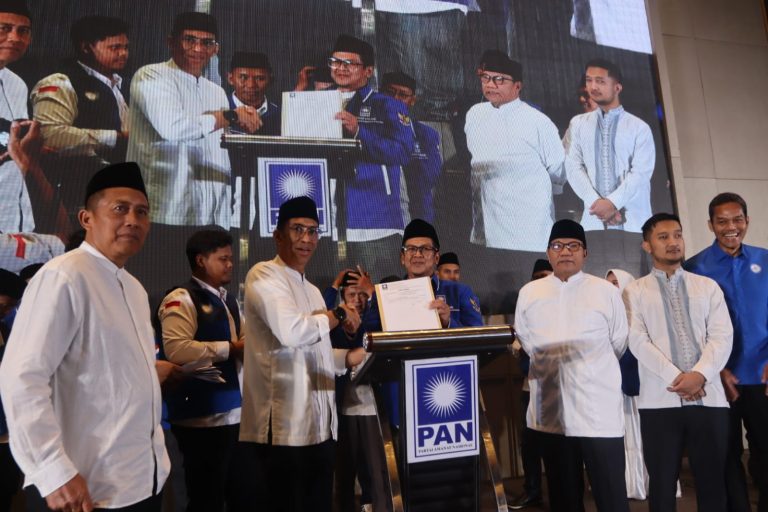 Prosesi Penyerahan SK 27 DPD PAN Jatim