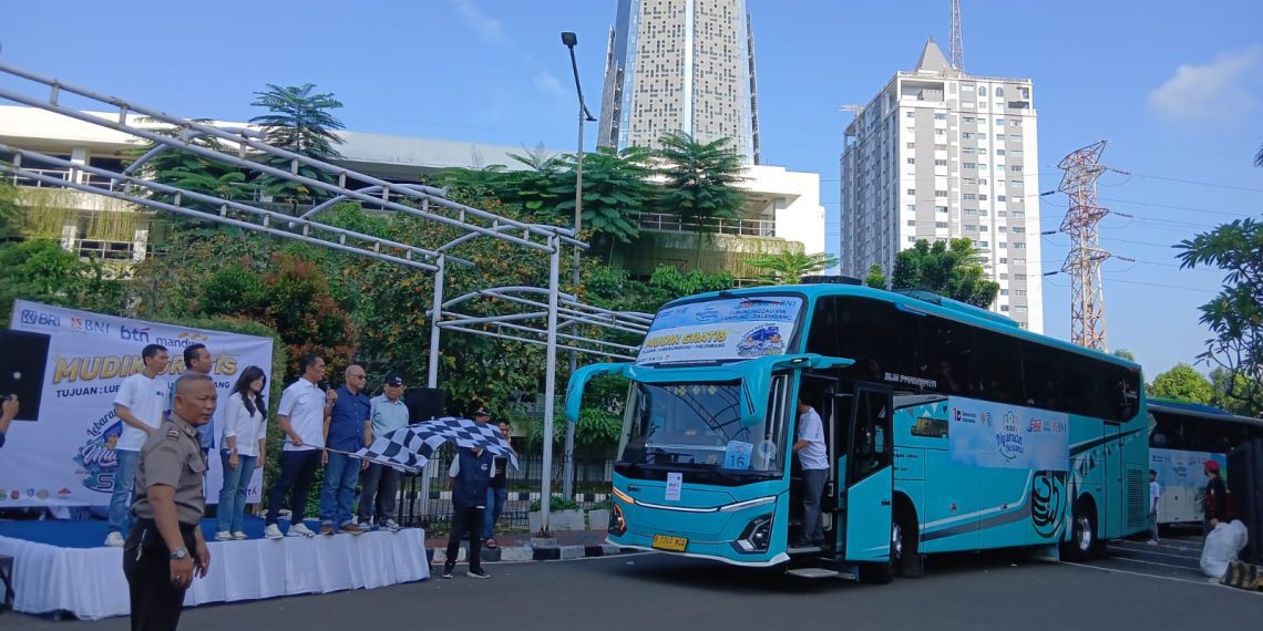 Keterangan Foto : Wakil Ketua Komisi XI DPR RI dari Fraksi Partai NasDem, H.Fauzi Amro M.Si ketika melepas peserta gratis bagi masyarakat Sumatera Selatan yang merantau di Jabodetabek.