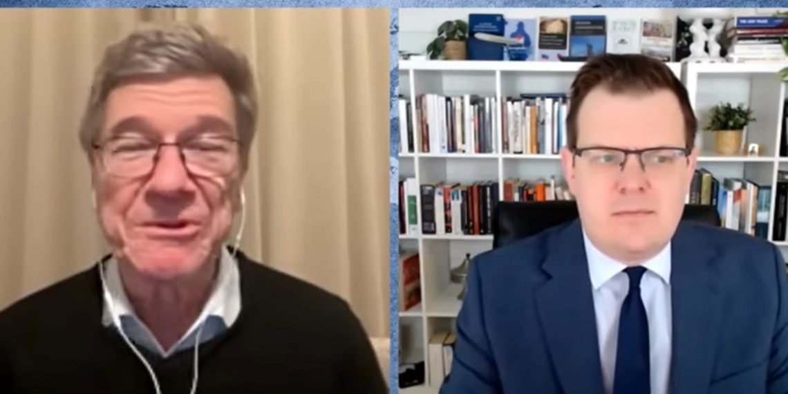Jefrey Sachs bersama dengan jurnalis Glenn Greenwald,