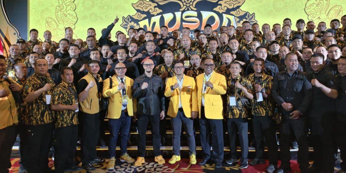 Ketua DPD Golkar Jawa Barat terpilih, Daniel Muttaqien (tengah)