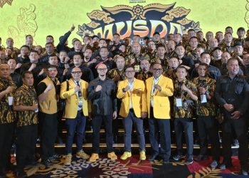 Ketua DPD Golkar Jawa Barat terpilih, Daniel Muttaqien (tengah)