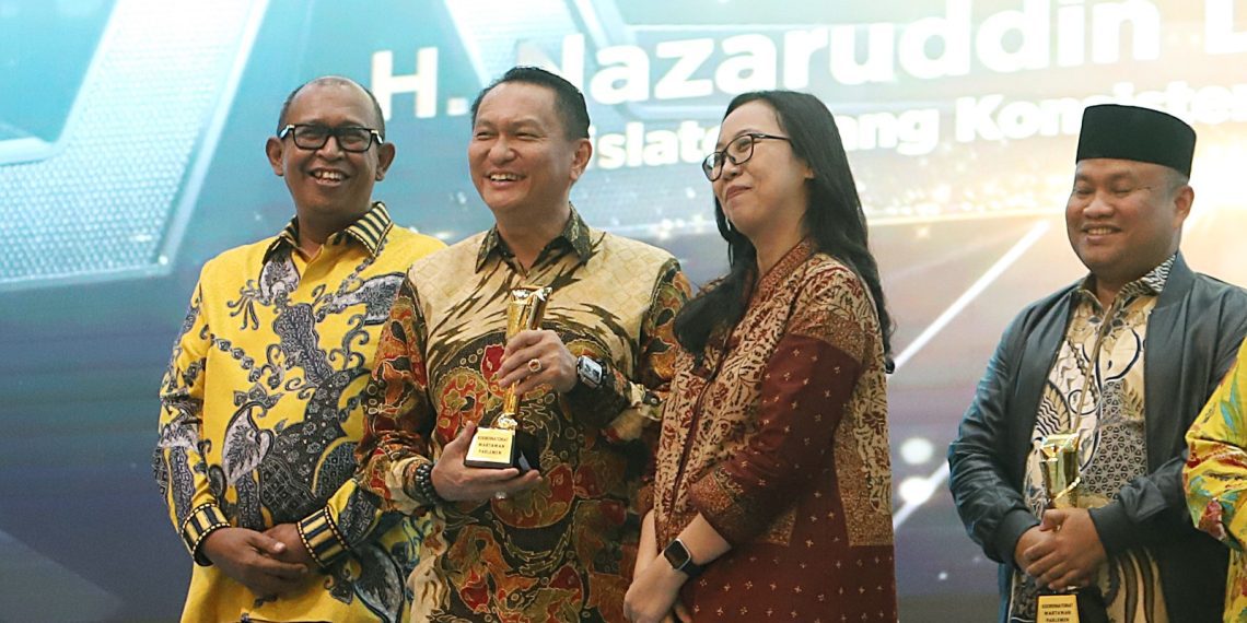 Ketua Komisi XII DPR RI, Bambang Patijaya, saat menerima penghargaan dalam ajang KWP Award 2026 sebagai “Pimpinan Fokus Transisi Energi dan Kemandirian Energi” yang diberikan oleh Koordinatoriat Wartawan Parlemen (KWP) pada Kamis (16/04). Sumber foto ; istimewa.