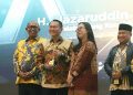 Ketua Komisi XII DPR RI, Bambang Patijaya, saat menerima penghargaan dalam ajang KWP Award 2026 sebagai “Pimpinan Fokus Transisi Energi dan Kemandirian Energi” yang diberikan oleh Koordinatoriat Wartawan Parlemen (KWP) pada Kamis (16/04). Sumber foto ; istimewa.