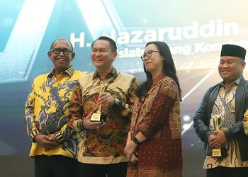Ketua Komisi XII DPR RI, Bambang Patijaya, saat menerima penghargaan dalam ajang KWP Award 2026 sebagai “Pimpinan Fokus Transisi Energi dan Kemandirian Energi” yang diberikan oleh Koordinatoriat Wartawan Parlemen (KWP) pada Kamis (16/04). Sumber foto ; istimewa.