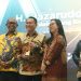 Ketua Komisi XII DPR RI, Bambang Patijaya, saat menerima penghargaan dalam ajang KWP Award 2026 sebagai “Pimpinan Fokus Transisi Energi dan Kemandirian Energi” yang diberikan oleh Koordinatoriat Wartawan Parlemen (KWP) pada Kamis (16/04). Sumber foto ; istimewa.
