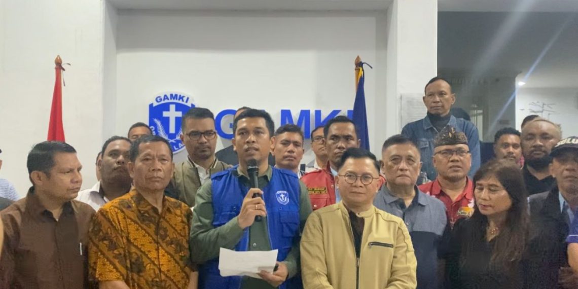 Sahat MP Sinurat (tengah)