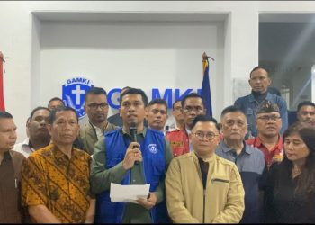 Sahat MP Sinurat (tengah)