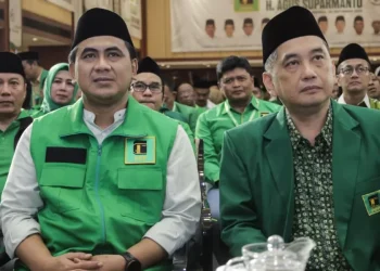Sekjen PPP, Taj Yasin (kiri)
