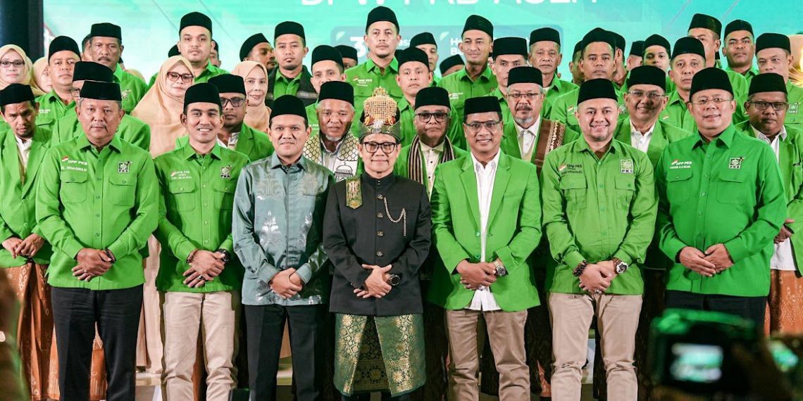 Ketua Umum PKB, Muhaimin Iskandar (tengah)