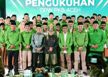 Ketua Umum PKB, Muhaimin Iskandar (tengah)
