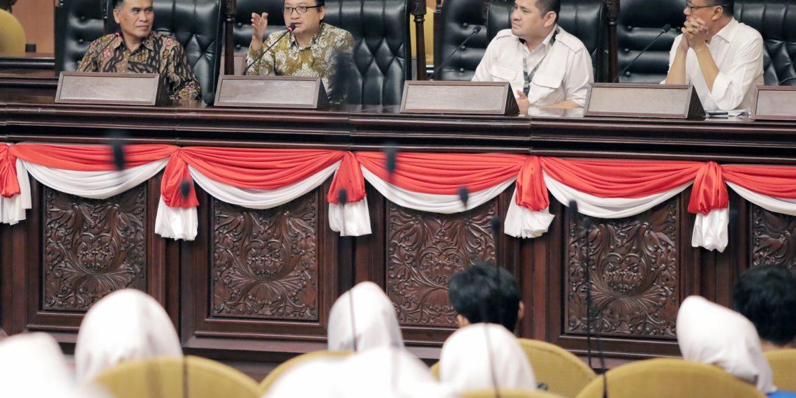 Anggota Komisi XI DPR RI Fraksi PKB, Muhammad Hasanuddin Wahid (kedua dari kiri)
