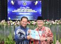 Prof. Jimly Asshiddiqie, bersama Ketua DKPP RI, Heddy Lugito, dalam peluncuran buku berjudul “Etika yang Melembaga” di Kantor Dewan Kehormatan Penyelenggara Pemilu (DKPP) RI, Jakarta, Jumat (17 April 2026)