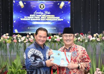 Prof. Jimly Asshiddiqie, bersama Ketua DKPP RI, Heddy Lugito, dalam peluncuran buku berjudul “Etika yang Melembaga” di Kantor Dewan Kehormatan Penyelenggara Pemilu (DKPP) RI, Jakarta, Jumat (17 April 2026)