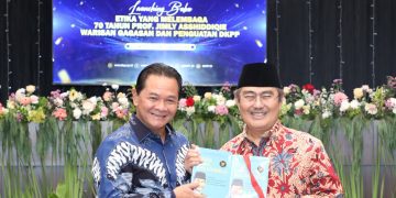 Prof. Jimly Asshiddiqie, bersama Ketua DKPP RI, Heddy Lugito, dalam peluncuran buku berjudul “Etika yang Melembaga” di Kantor Dewan Kehormatan Penyelenggara Pemilu (DKPP) RI, Jakarta, Jumat (17 April 2026)