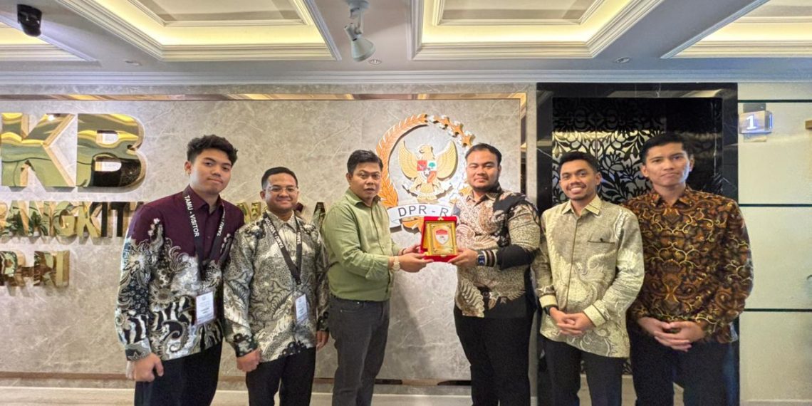 Oleh Soleh saat menerima audiensi Perhimpunan Pelajar Indonesia (PPI) Dunia di Gedung DPR RI, Senin (20/4/2026).