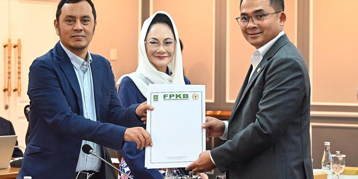 Juru bicara Fraksi PKB, Fauqi Hapidekso (kanan)