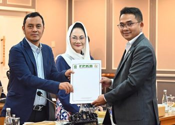 Juru bicara Fraksi PKB, Fauqi Hapidekso (kanan)