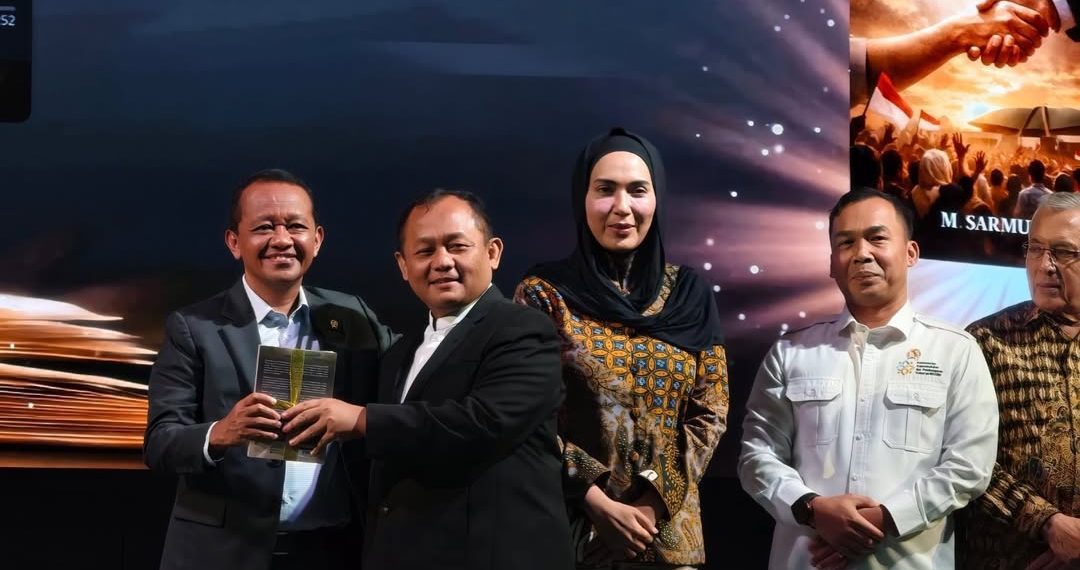 Ketua Umum DPP Partai Golkar, Bahlil Lahadalia (kiri)