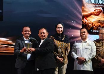 Ketua Umum DPP Partai Golkar, Bahlil Lahadalia (kiri)