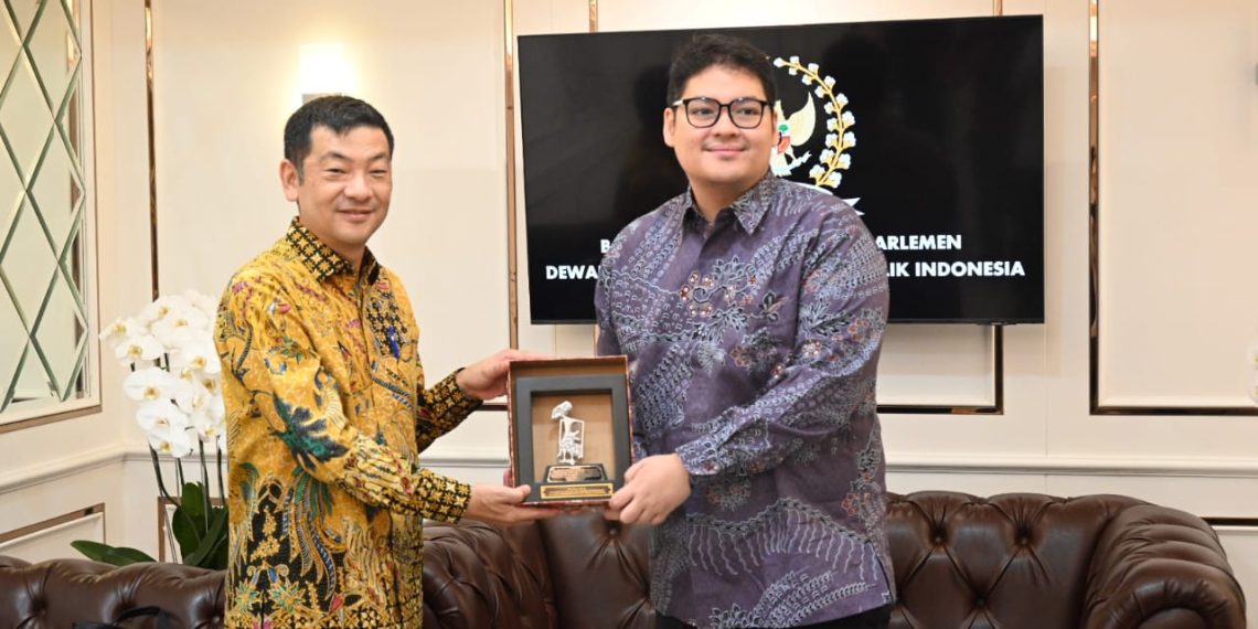 Wakil Ketua BKSAP DPR RI Ravindra Airlangga bertukar cinderamata dengan Director of Political Affairs Kedutaan Besar Jepang, Tanaka Motoyasu, di Gedung Nusantara III, Senayan, Jakarta, pada Senin (26/5/2025). Sumber foto : dpr.go.id