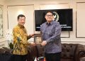 Wakil Ketua BKSAP DPR RI Ravindra Airlangga bertukar cinderamata dengan Director of Political Affairs Kedutaan Besar Jepang, Tanaka Motoyasu, di Gedung Nusantara III, Senayan, Jakarta, pada Senin (26/5/2025). Sumber foto : dpr.go.id