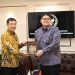 Wakil Ketua BKSAP DPR RI Ravindra Airlangga bertukar cinderamata dengan Director of Political Affairs Kedutaan Besar Jepang, Tanaka Motoyasu, di Gedung Nusantara III, Senayan, Jakarta, pada Senin (26/5/2025). Sumber foto : dpr.go.id