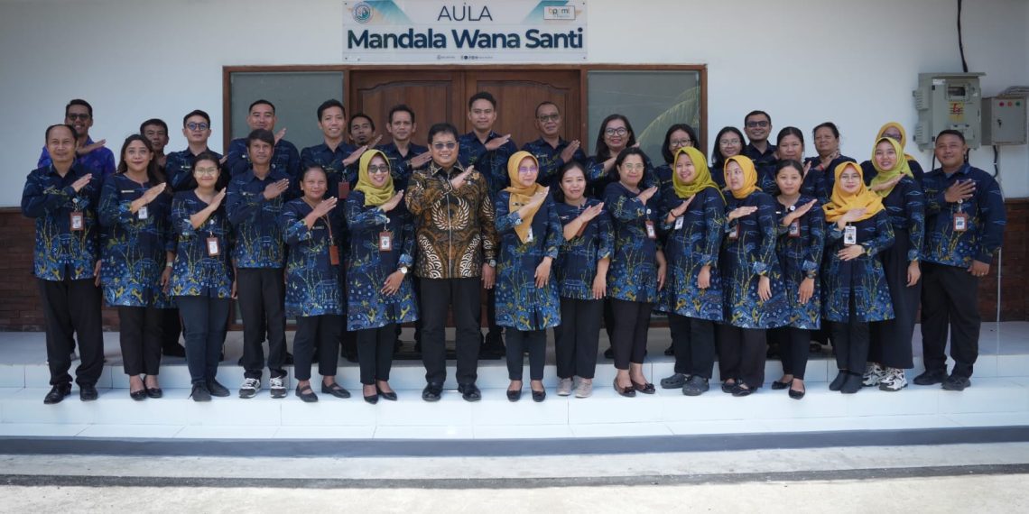 Wamen Transmigrasi, Viva Yoga Mauladi (depan tengah)