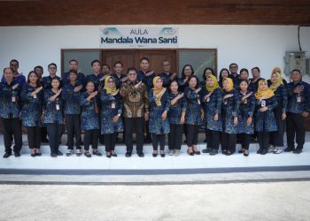 Wamen Transmigrasi, Viva Yoga Mauladi (depan tengah)