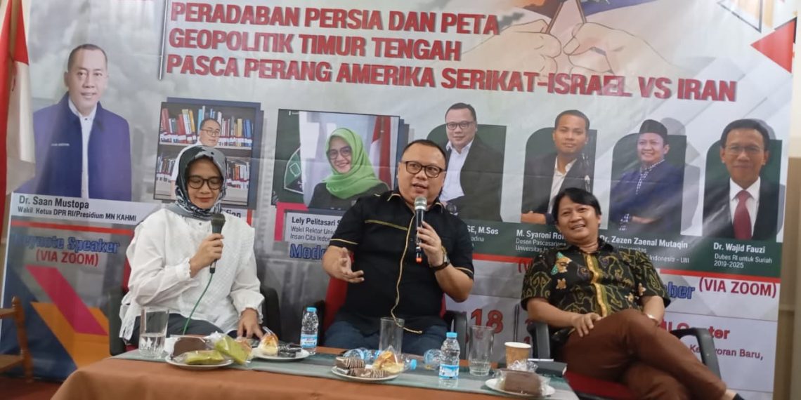 Dosen Universitas Islam Internasional Indonesia (UIII), Zezen Zaenal Mutaqin (kanan)