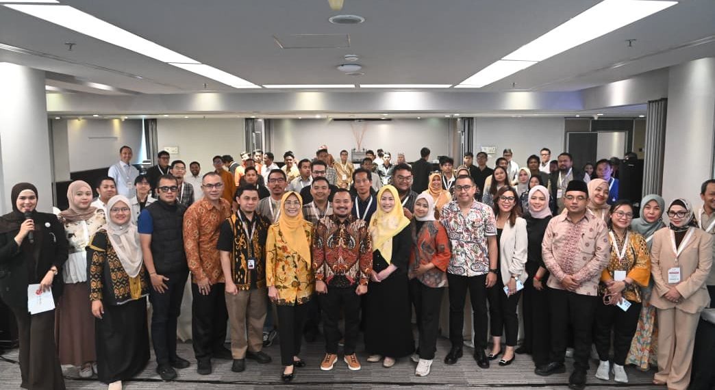 Foto bersama Ketua Komisi X DPR RI, Hetifah Sjaifudian, bersama para peserta workshop yang sebagian besar adalah Tenaga Ahli Anggota dan Staf Ahli Anggota DPR RI Fraksi Partai Golkar (FOSTA) yang digelar di Kimaya Hotel Jakarta, Senin (20/04/2026)
