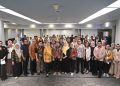 Foto bersama Ketua Komisi X DPR RI, Hetifah Sjaifudian, bersama para peserta workshop yang sebagian besar adalah Tenaga Ahli Anggota dan Staf Ahli Anggota DPR RI Fraksi Partai Golkar (FOSTA) yang digelar di Kimaya Hotel Jakarta, Senin (20/04/2026)