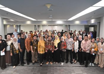 Foto bersama Ketua Komisi X DPR RI, Hetifah Sjaifudian, bersama para peserta workshop yang sebagian besar adalah Tenaga Ahli Anggota dan Staf Ahli Anggota DPR RI Fraksi Partai Golkar (FOSTA) yang digelar di Kimaya Hotel Jakarta, Senin (20/04/2026)