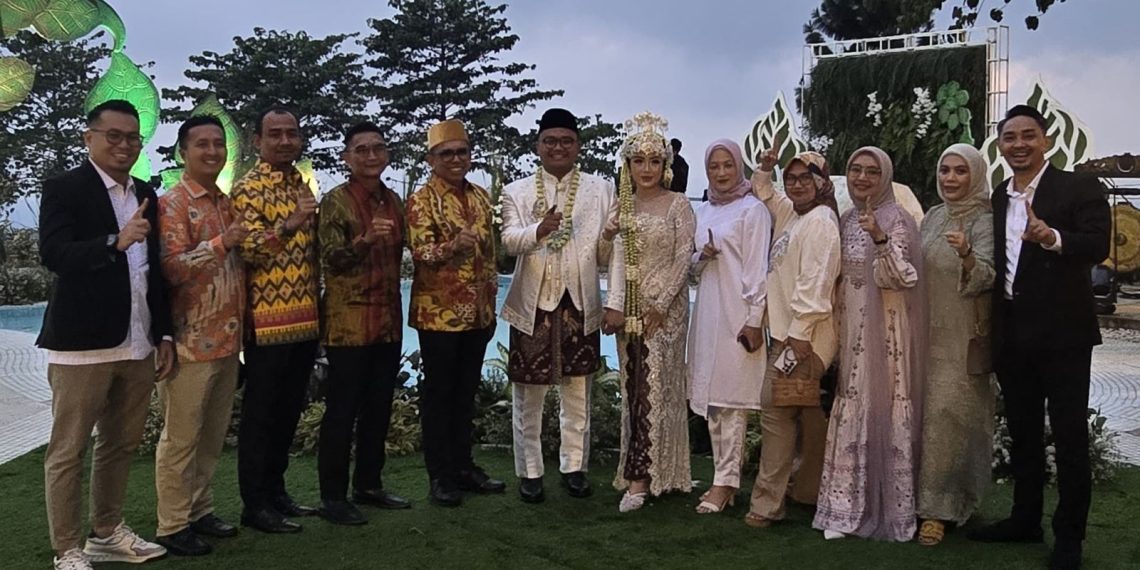 Kepala BSNPG, Syahmud Ngabalin, saat menghadiri pernikahan kader Golkar Kuiningan, Senin (27/04)