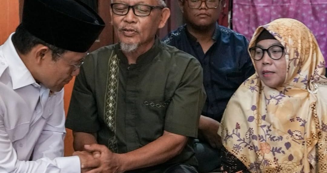 Menko PM, Muhaimin Iskandar, saat berkunjung ke kediaman salah satu korban kecelakaan kereta api di Jakarta, Senin (27/04)