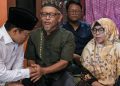 Menko PM, Muhaimin Iskandar, saat berkunjung ke kediaman salah satu korban kecelakaan kereta api di Jakarta, Senin (27/04)