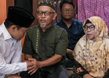 Menko PM, Muhaimin Iskandar, saat berkunjung ke kediaman salah satu korban kecelakaan kereta api di Jakarta, Senin (27/04)
