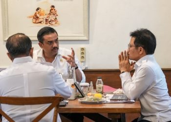Menko PM, Muhaimin Iskandar (kanan) dan Menteri UMKM, Maman Abdurrahman (tengah)