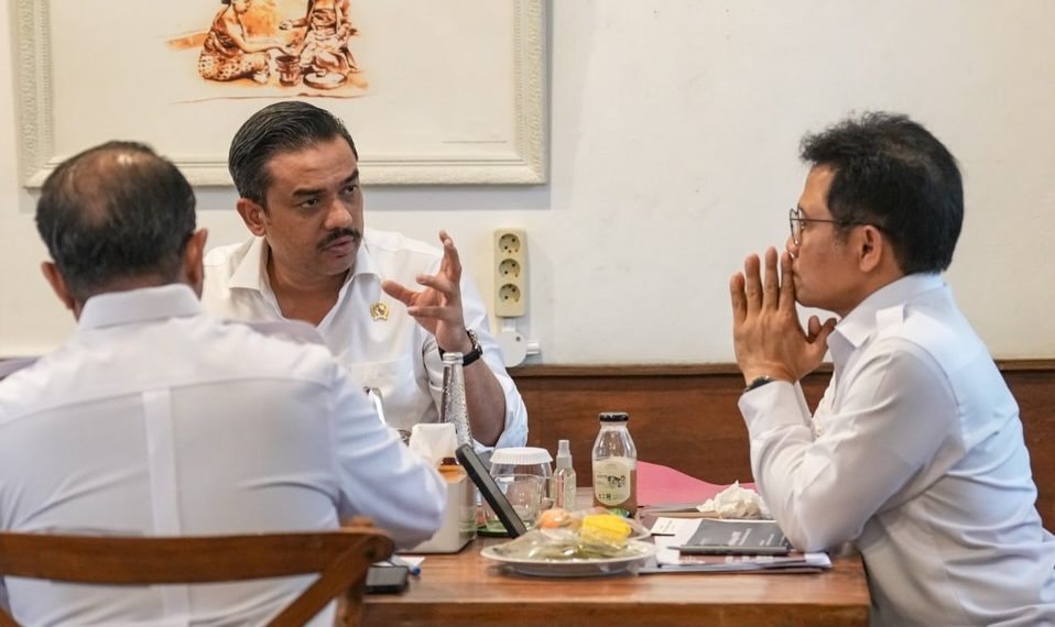 Menko PM, Muhaimin Iskandar (kanan) dan Menteri UMKM, Maman Abdurrahman (tengah)