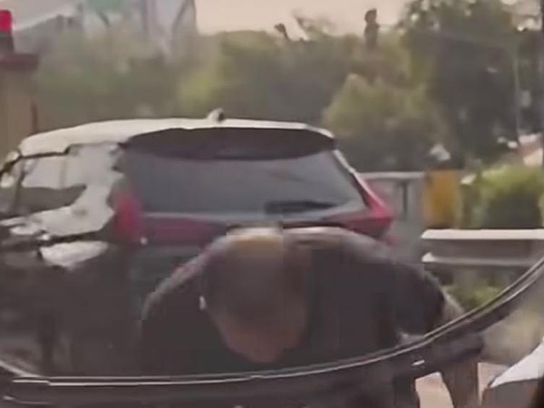 Pria Di Jakut Rusak Spion Dan Wiper Mobil Dok Screenshot 1783609992553 43